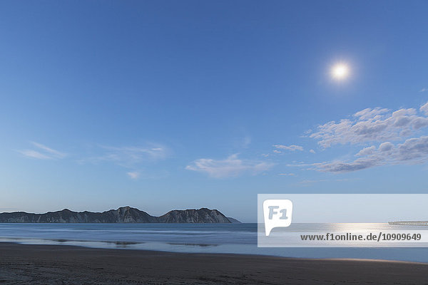 Neuseeland  Nordinsel  Ostkap-Region  Tolaga-Bucht  Vollmond  Mondlicht reflektiert auf dem Ozean  Südpazifik