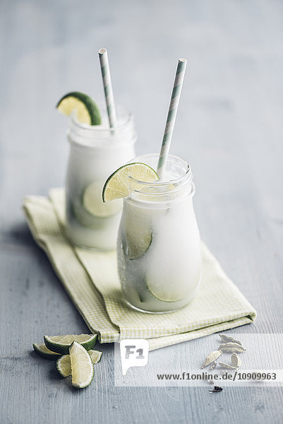 Hausgemachte Kokosmilch mit Sirup  Kardamom und Limette aromatisiert
