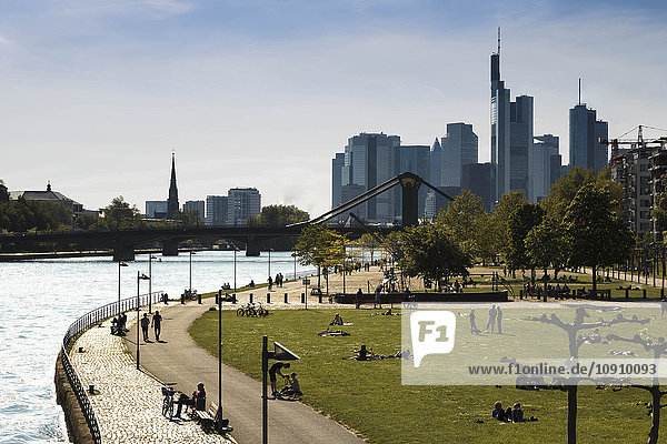 Deutschland  Hessen  Frankfurt  Menschen am Main mit Skyline im Hintergrund