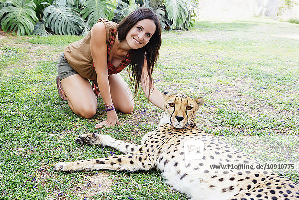 Namibia  Kamanjab  touristisches Streicheln eines zahmen Geparden
