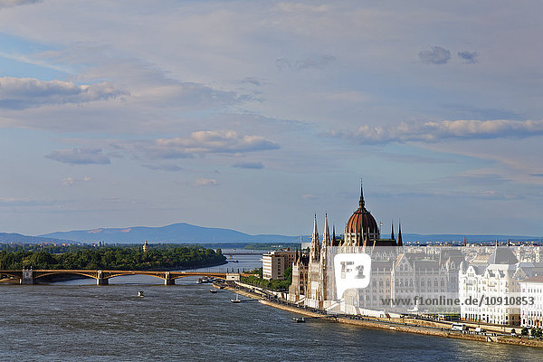 Ungarn  Budapest  Blick nach Pest mit Parlamentsgebäude  Margaretenbrücke und Donau