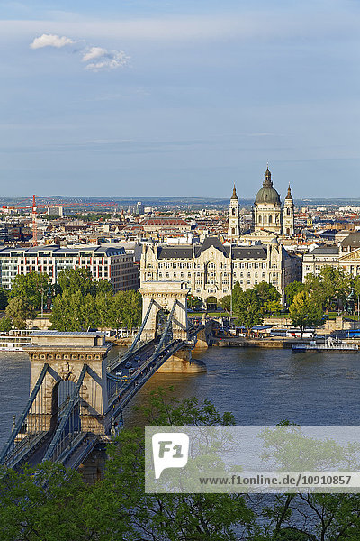Ungarn  Budapest  Blick auf Pest mit Kettenbrücke und Donau  Palais Gresham und Stephanskirche