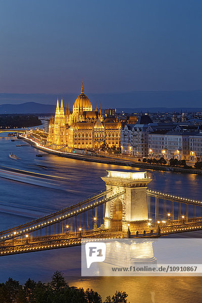 Ungarn Budapest Blick nach Pest mit Parlamentsgebäude Kettenbrücke und Donau am Abend