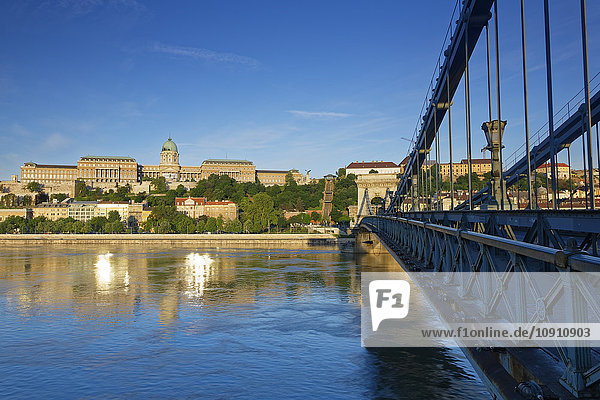 Ungarn  Budapest  Kettenbrücke  Donau und Magyar Nemzeti Galeria  Burg Buda