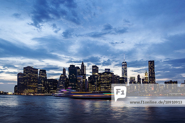 USA  New York City  Blick von Brooklyn auf die Skyline von Manhattan und den East River in der Abenddämmerung.