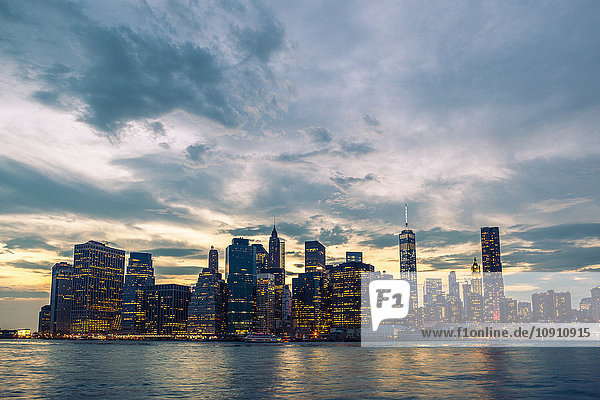 USA  New York City  Blick von Brooklyn auf die Skyline von Manhattan und den East River bei Sonnenuntergang