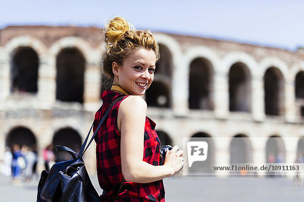 Italien  Verona  lächelnde Frau vor Verona Arena