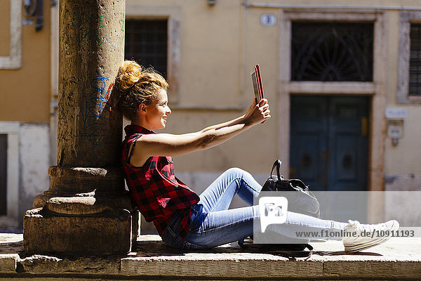 Italien  Verona  Frau nimmt Selfie mit digitalem Tablett