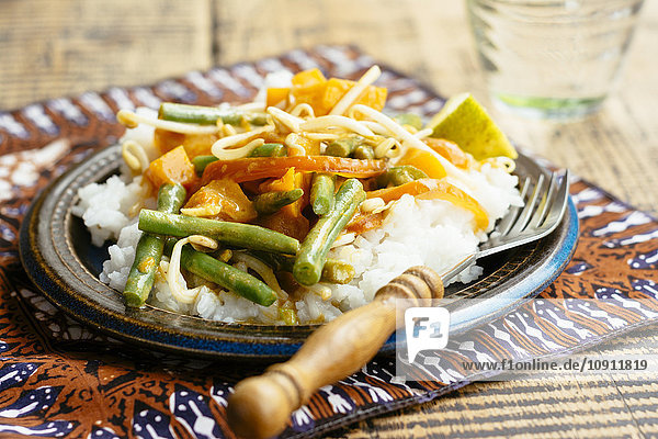 Thai-Kürbis-Curry mit grünen Bohnen und Sprossen  Reis