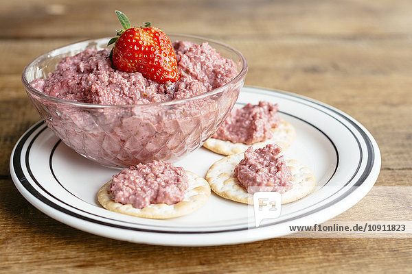 Glasschale mit würzigem Erdbeer-Walnuss-Dip mit Crackern
