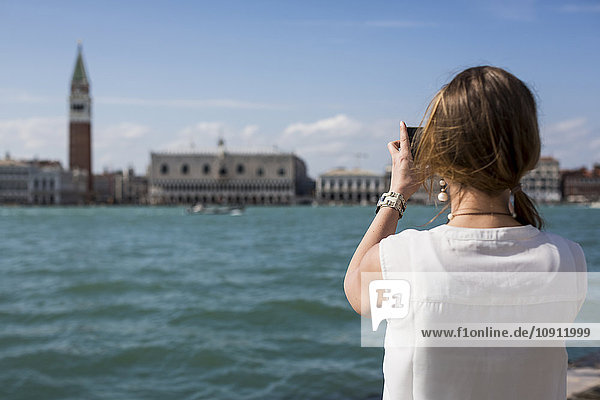 Italien,  Venedig,  Touristen fotografieren mit Smartphone