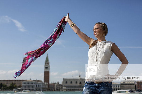 Italien  Touristin mit Stoff in Venedig