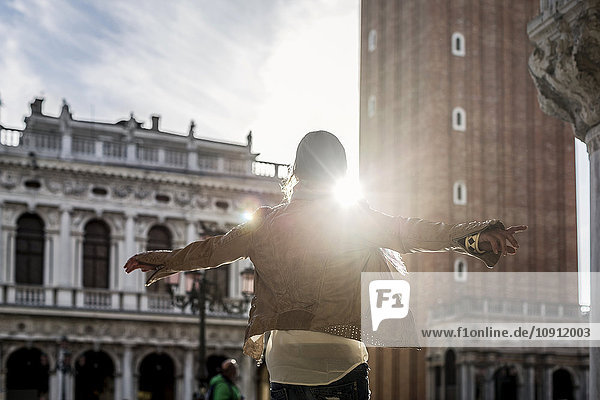Italien  Touristin in Venedig  Arm ausgestreckt  gegen die Sonne