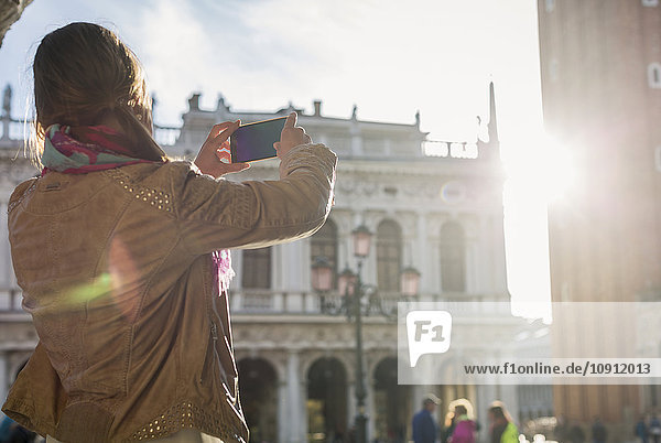 Italien  Venedig  Touristen fotografieren mit dem Smartphone gegen die Sonne