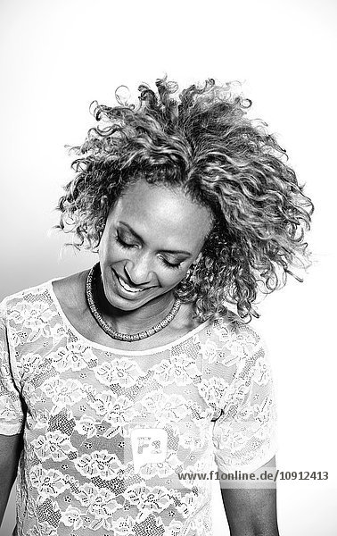 Porträt der lächelnden Frau mit Afro