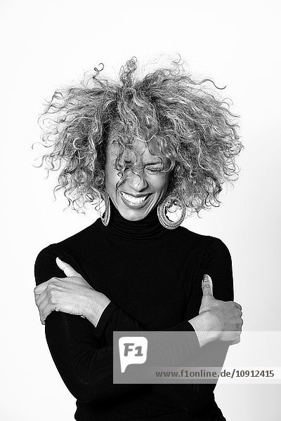 Porträt einer lachenden Frau mit schwarzem Rollkragenpullover