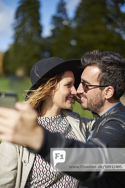 Verliebtes Paar  das Selfie mit Smartphone nimmt