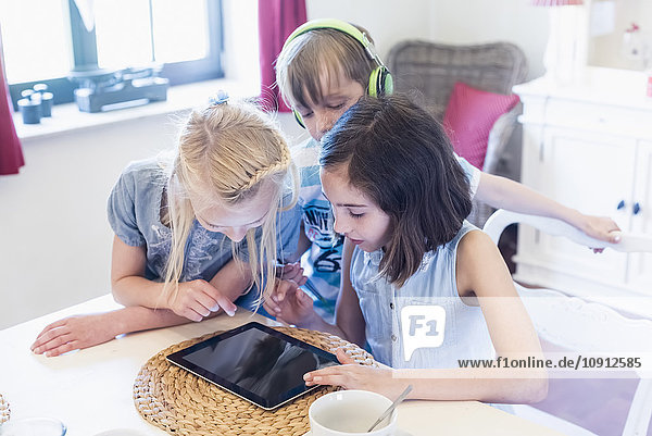 Kinder teilen sich mobile Geräte