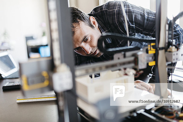 Arbeiter beim Steuern eines Modells  3D-Drucker