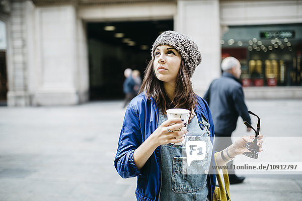 Spanien  Barcelona  junge Frau mit Kaffee in der Stadt