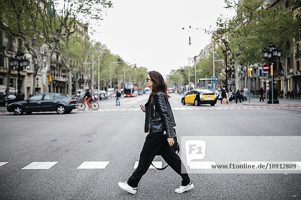 Spanien  Barcelona  junge Frau in der Stadtübergangsstraße