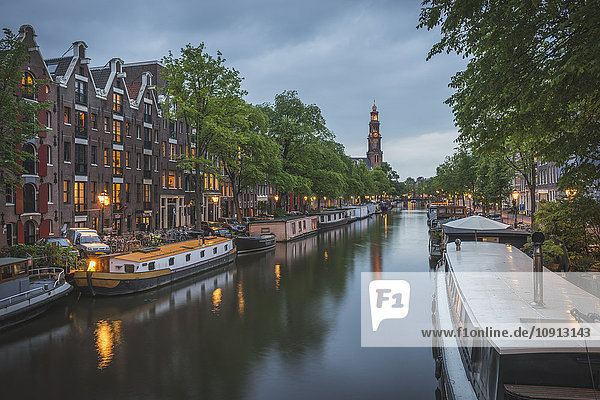 Niederlande  Amsterdam  Prinzenkanal und Westerkerk im Hintergrund