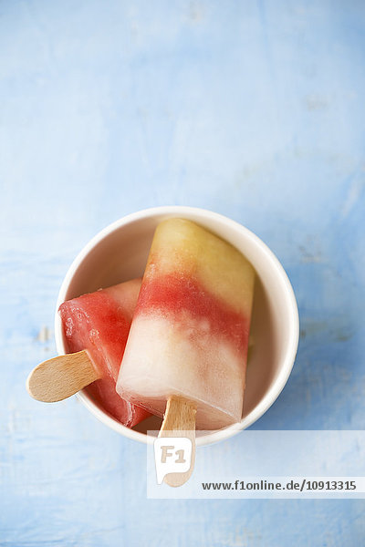 Schale mit verschiedenen hausgemachten Melonen-Eis-Lollies