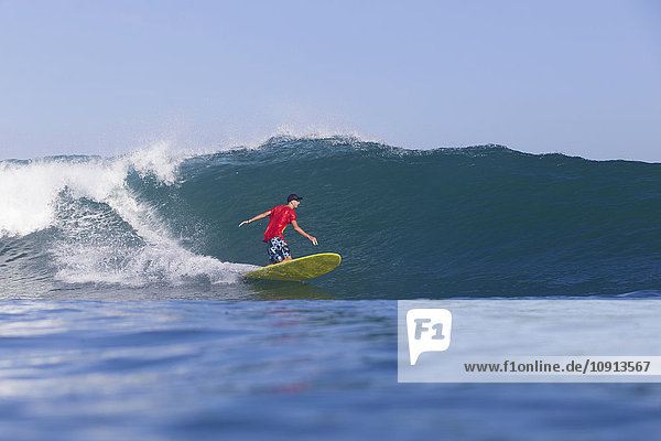 Indonesien Bali Surfer auf Welle