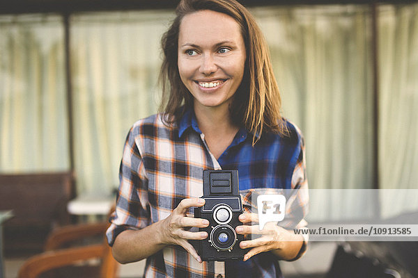 Frau mit Vintage-Kamera