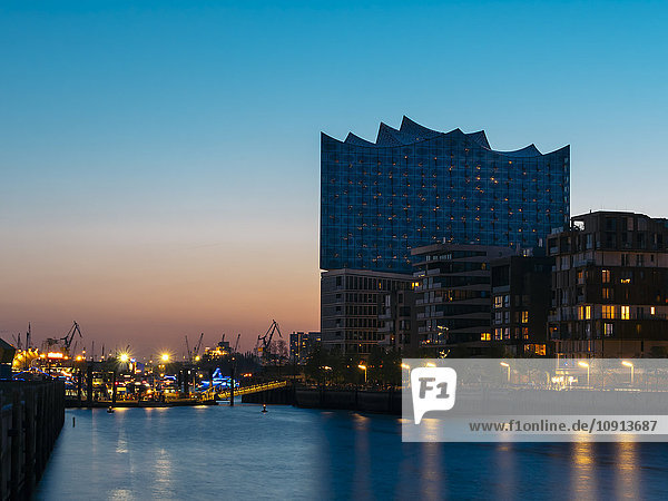 Deutschland,  Hamburg,  Elbphilharmonie mit Mehrfamilienhäusern im Vordergrund zur blauen Stunde