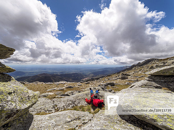 Spanien  Sierra de Gredos  Wanderer sitzend in der Bergwelt