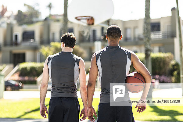 Rückansicht von zwei Basketballspielern im Freien