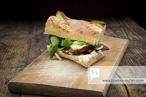 Sandwich  französisches Weißbrot  geräucherter Schinken  Basilikum  getrocknete Tomate und Parmesan
