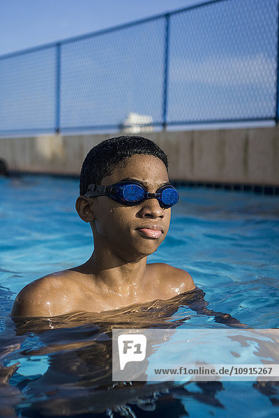 Teenager-Junge im Schwimmbad