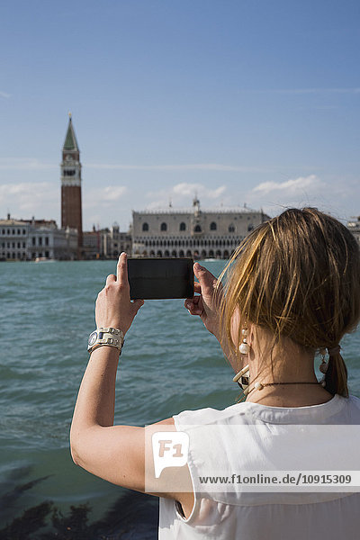 Italien  Venedig  Touristen fotografieren mit Smartphone