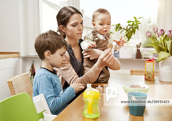 Mutter mit ihren kleinen Söhnen in der Küche