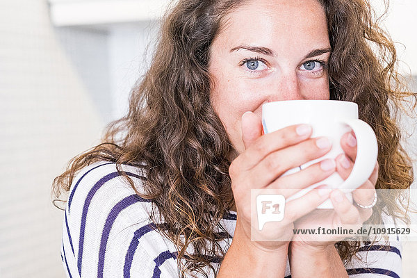 Porträt einer Frau mit Kaffeetasse