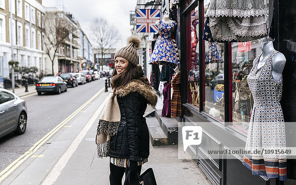 UK  London  Notting Hill  lächelnde junge Frau beim Einkaufen