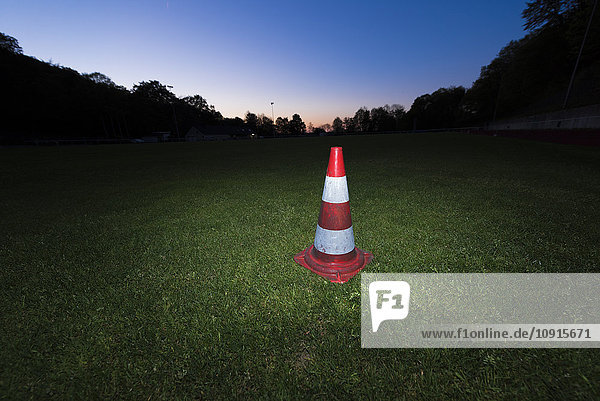 Deutschland Verkehrswarnkegel auf einem Fußballplatz