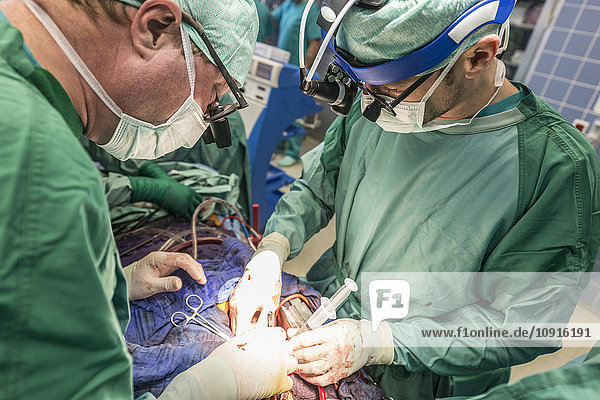 Chirurgen  die eine Herz-Bypass-Operation durchführen