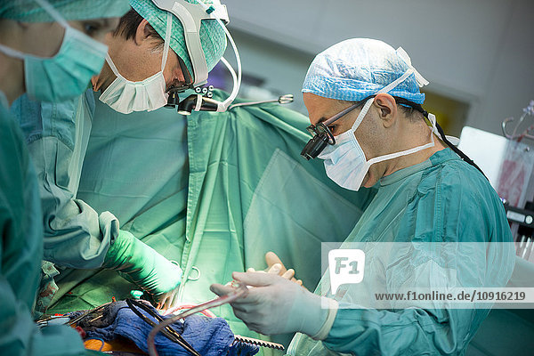 Herzchirurgen bei einer Herzoperation