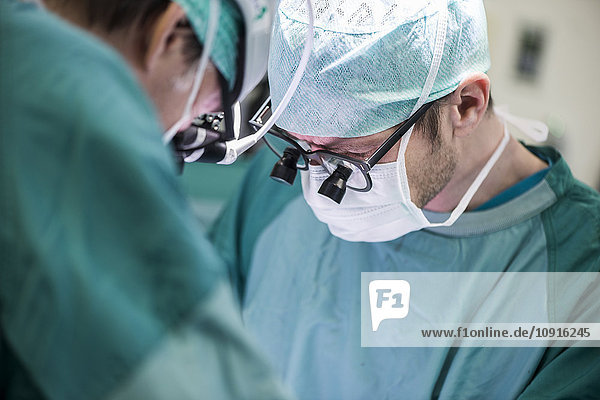 Chirurgen während einer Operation