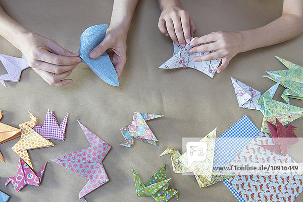 Hände beim Origami