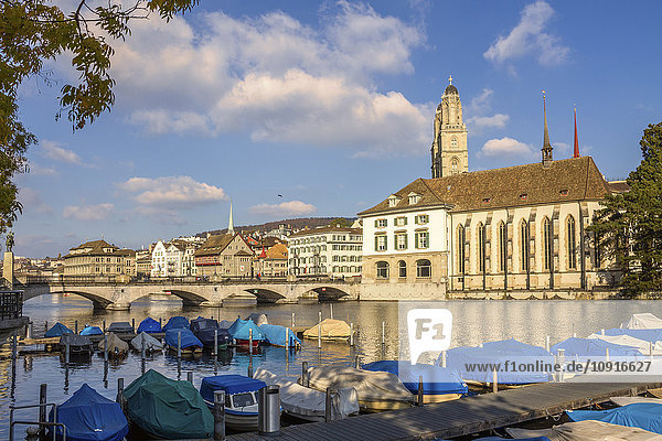 Schweiz  Zürich  Blick auf das große Münster  Limmat