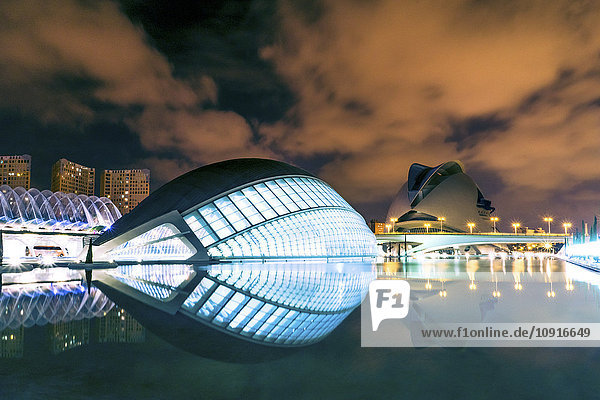 Spanien  Valencia  beleuchtet L'Hemisferic und Palau de les Arts Reina Sofia in der Stadt der Künste und Wissenschaften bei Nacht.