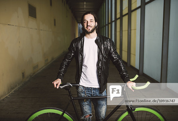 Lächelnder junger Mann mit Fixie Bike