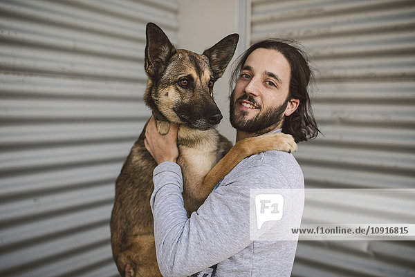 Porträt eines jungen Mannes mit Hund