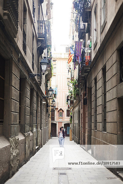 Junge Touristen entdecken die Straßen von Barcelona