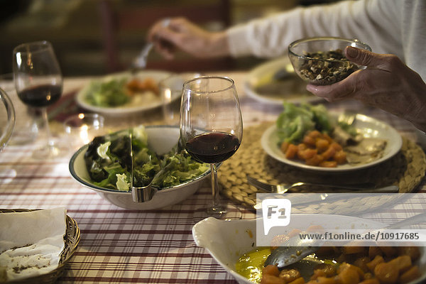 Gedeckter Tisch zum Abendessen mit Rotwein