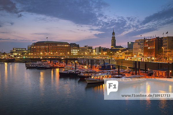 Deutschland  Hamburg  Hafen mit Sankt Michaelis Kirche im Hintergrund  Abendstimmung